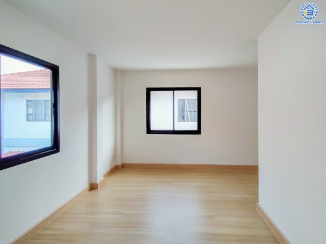 บ้านมืองสองตกแต่งใหม่ ม.พระปิ่น 2 บรมราชชนนี บ้านพร้อมอยู่ หลังใหญ่ บนเนื้อที่ 25.5 ตร.ว. ฟังก์ชัน 2 ห้องนอน 2 ห้องน้ำ 1 ที่จอดรถ บนทำเลศักยภาพ เดินทางสะดวก เชื่อมต่อถ.บรมราชชนนี, ถ.ศาลาธรรมสพ ใกล้ม.มหิดล และจุดขึ้นทางด่วน "ศรีรัช"